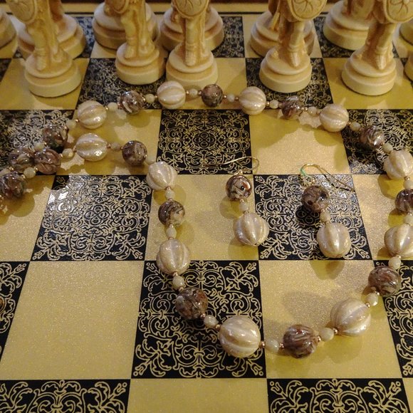 Handmade necklace & earring set with creamy Czech melon beads - Picture 5 of 7